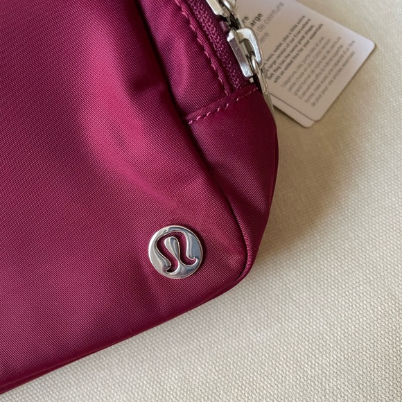Lululemon Everywhere Belt Bag Large 2L - Deep Luxe - Picture 3 of 14